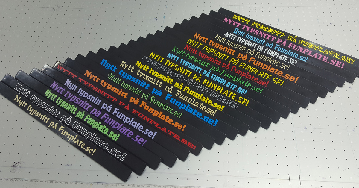 List med färgad text - till registreringsskylthållare